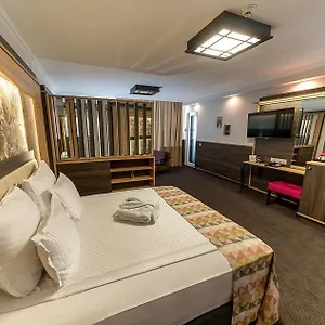 Zoo - Secured Paid Parking Hotel